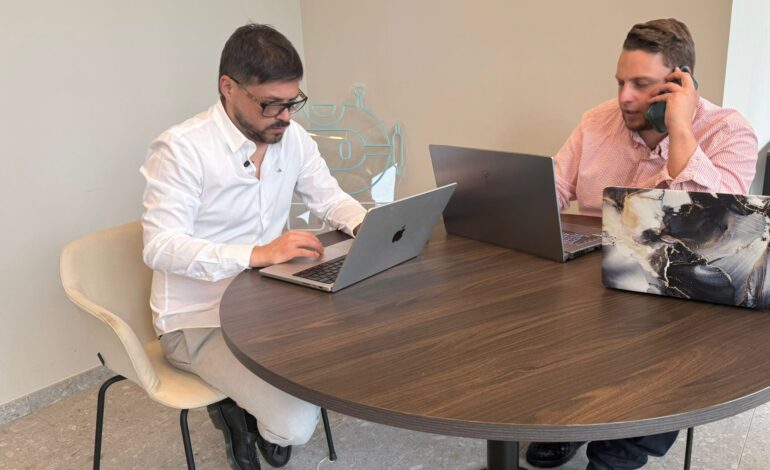 Lorenzo Vaccarella e Marco Di Benedetto negli uffici di SOFTI.